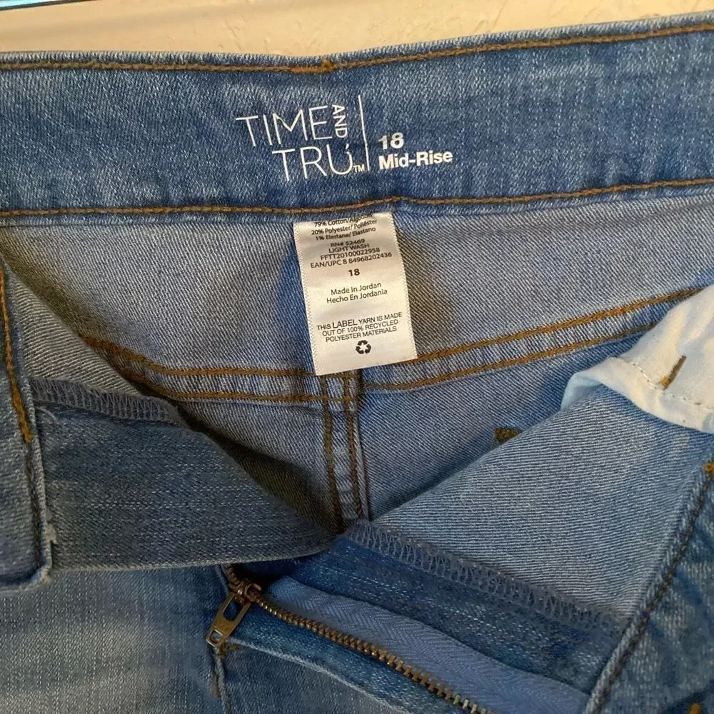 Women’s Plus Mid Rise Jean Shorts